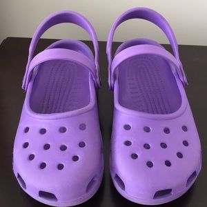 crocs with back strap